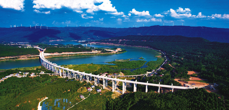 廣綿高速公路嘉陵江特大橋右幅T梁全部架設(shè)完成